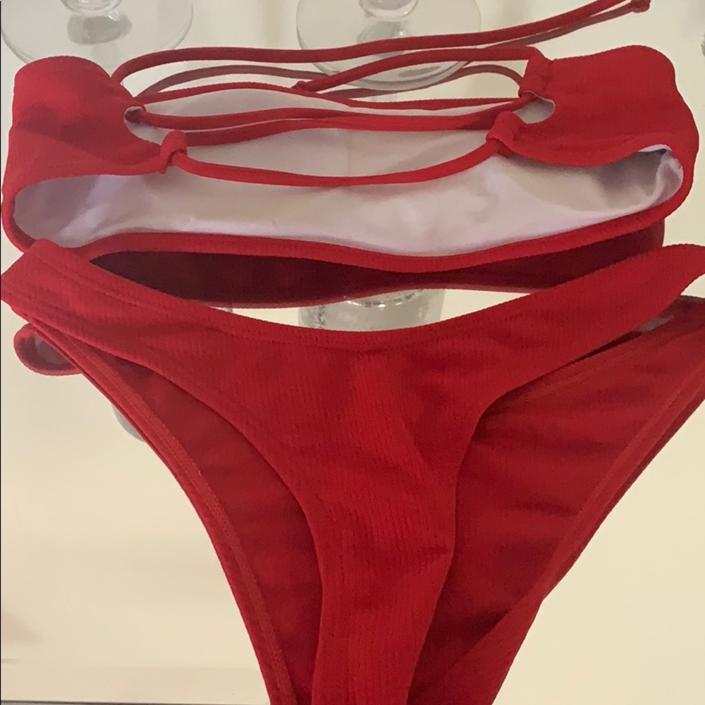 Red bikini - Picture 2 of 2